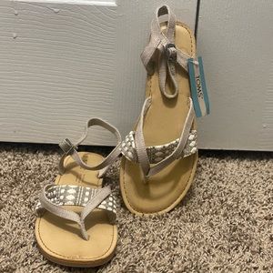 TOMS Beige Canvas Sandals - NEW NEVER WORN EXCELLENT CONDITION